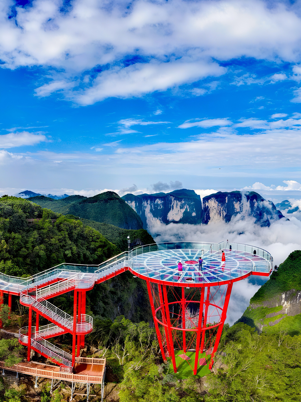 张家界七星山“绝壁天梯”走红,圈粉全球极限爱好者